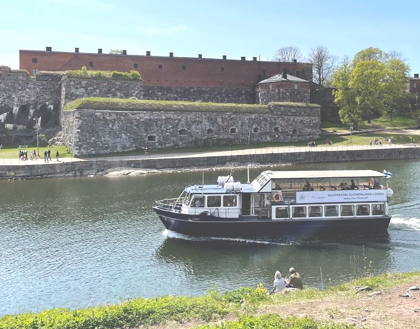 Laitetaan puheluohjaukset ja lomatiedotteet kuntoon.